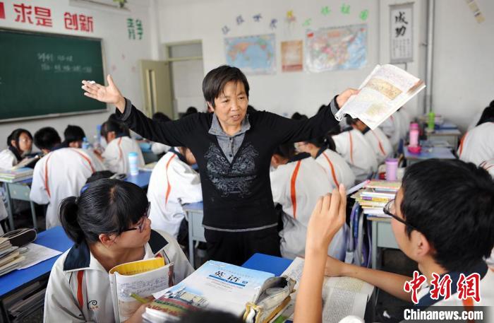 闫桂珍与学生交流。(资料图) 酒钢三中供图