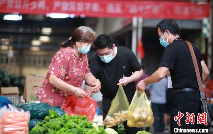 8月29日，在江苏联谊农副产品批发市场，市民在选购新鲜蔬菜。　孟德龙 摄