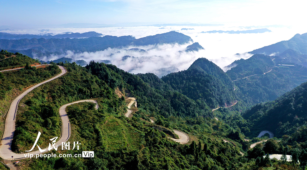 重庆酉阳：“云端”公路连山乡