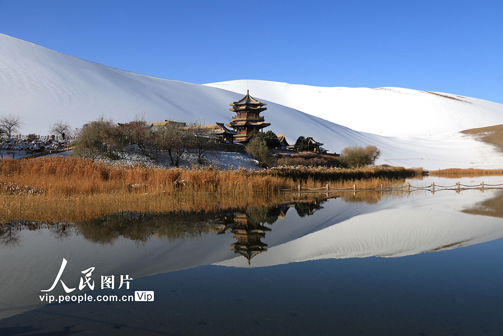 甘肃敦煌：雪后大漠景如画